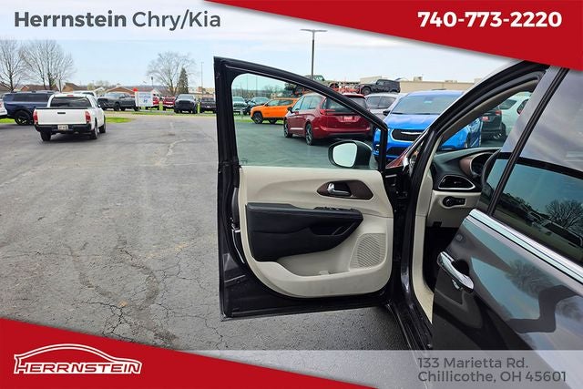 2023 Chrysler Voyager LX