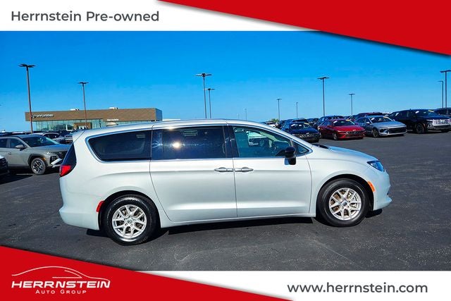 2024 Chrysler Voyager LX